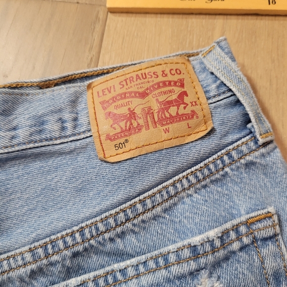Levi's Jean Shorts Women's sz 26 501 Button Fly Distressed Jean Shorts - Picture 8 of 12